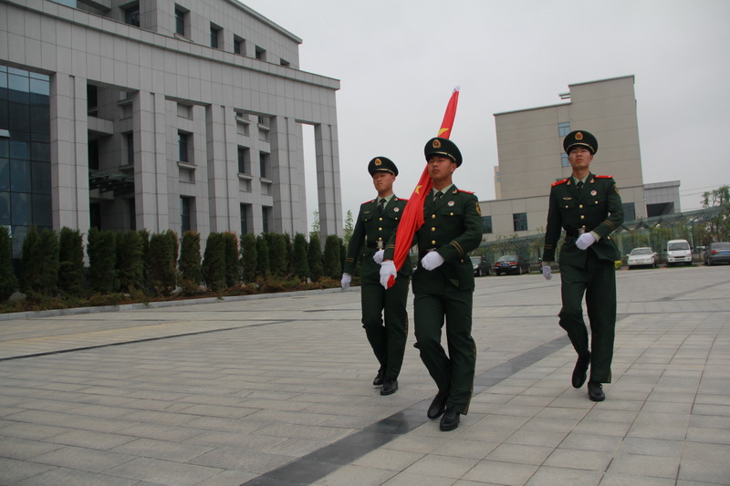 明光市公安局举行“五四”青年节升国旗暨重温入警誓词活动1.jpg