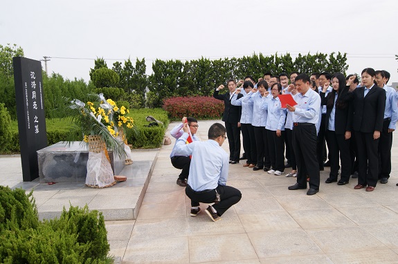 明光法院组织青年干警赴小岗村参观学习.jpg