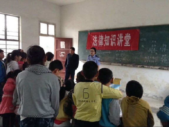 张八岭司法所“快闪”式普法走进乡村校园图片.jpg