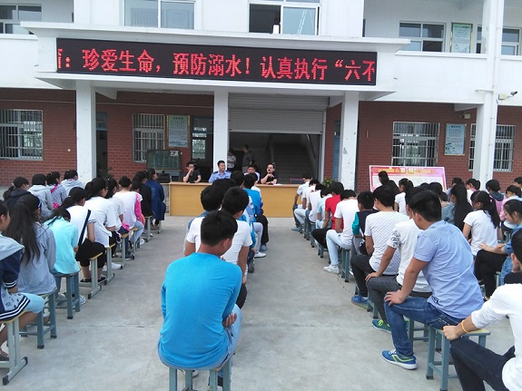 明东街道“送法进校园”走进魏岗中学.jpg
