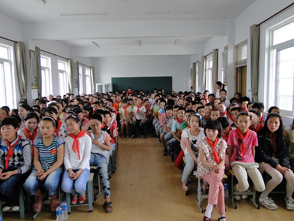 明光市普法宣讲团“六一”送“法”礼2.jpg