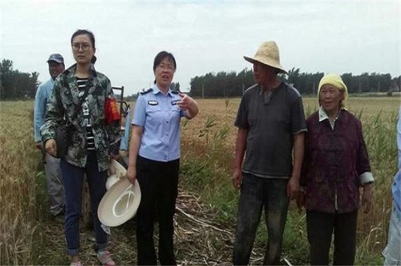 明西街道妇女干部全力参与秸秆禁烧1.jpg