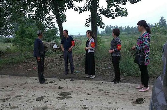 明西街道妇女干部全力参与秸秆禁烧2.jpg