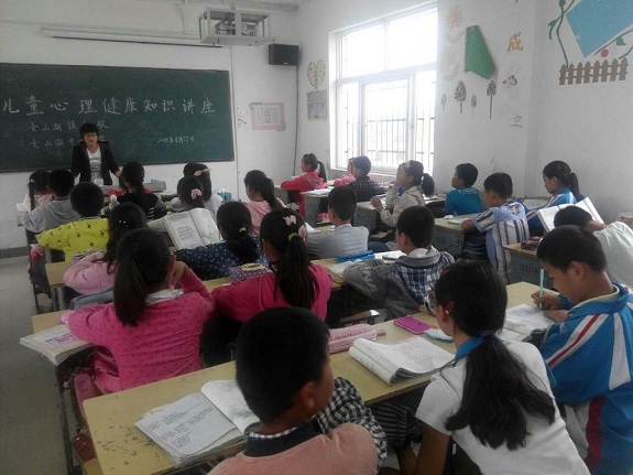 女山湖镇“五个一”落实“青少年法治宣传教育月”活动2.JPG