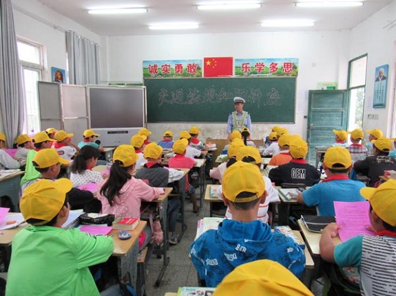 马岗中心小学开展交通安全知识教育讲座.JPG