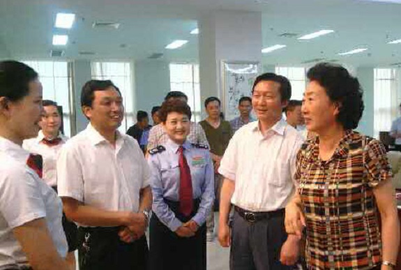 明光市地税局“窗口服务礼仪标准化”节目受到国家标准委称赞.jpg