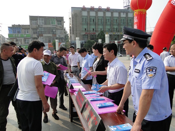 明光市开展“江淮普法行”暨大型广场法治宣传咨询活动2.jpg