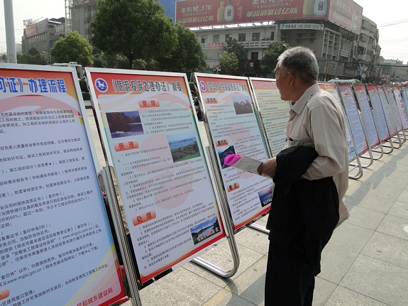 明光市开展“江淮普法行”暨大型广场法治宣传咨询活动3.jpg