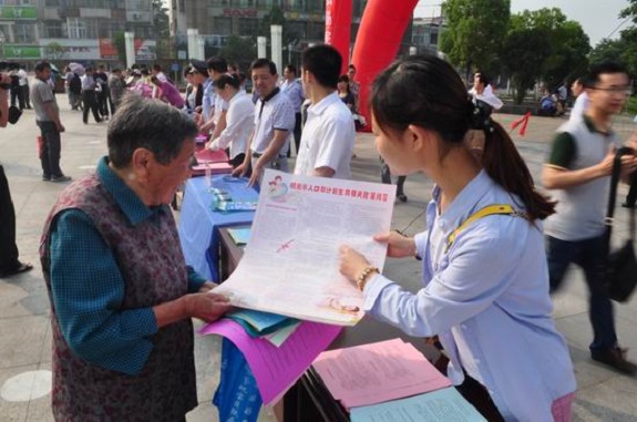 明光市人口计生委积极参加“江淮普法行”广场宣传活动.jpg