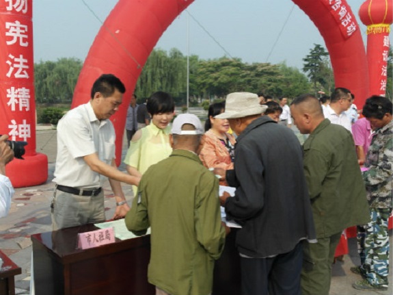 明光市人社局积极开展2015年明光市“江淮普法行”暨大型广场法治宣传咨询活动.jpg