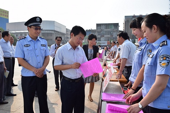 明光市城管执法局积极参加2015年明光市‘江淮普法行’暨大型广场法治宣传咨询活动.jpg