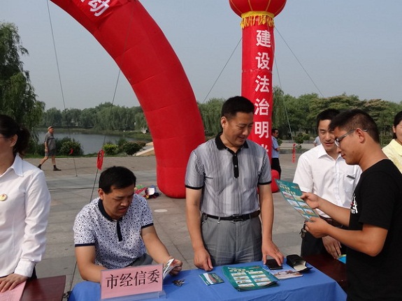 明光市经信委积极参加“江淮普法行”活动1.JPG