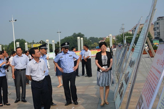 明光市公安局积极参与“江淮普法行”暨大型广场法治宣传咨询活动1.jpg