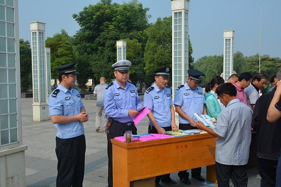 明光市公安局积极参与“江淮普法行”暨大型广场法治宣传咨询活动2.jpg
