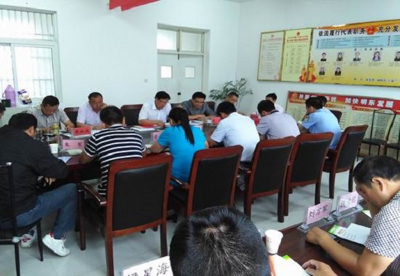 明东街道召开党工委扩大会议开展法治建设专题学习活动.jpg