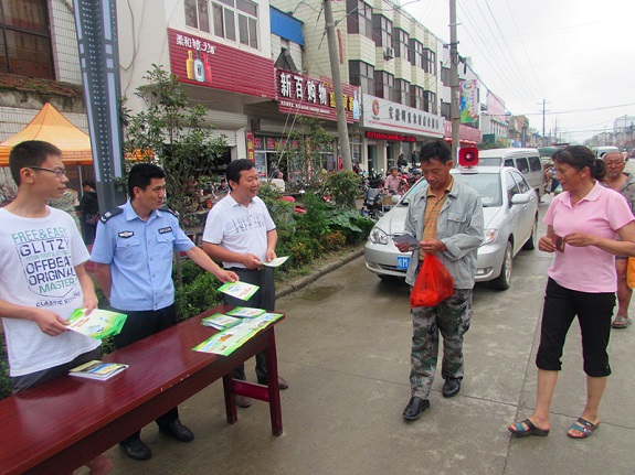 管店司法所联合土地所开展土地日法制宣传活动.jpg