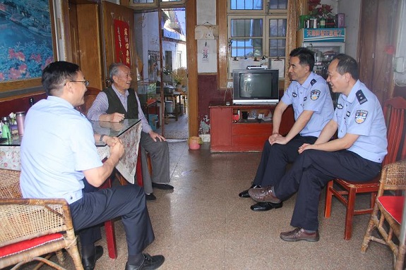 明光市公安局“七一”前夕看望慰问离退休老干部.jpg