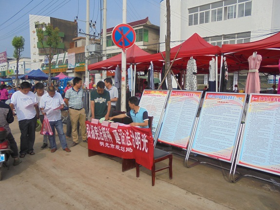 “七一”明光市城乡规划局到涧溪开展规划法律知识宣传活动.JPG