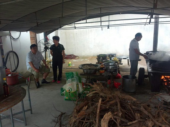 明光市民政局深入安置点看望受灾群众3.jpg