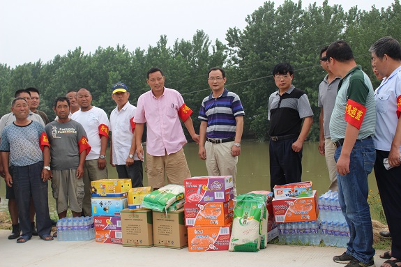 明光市财政局慰问明光街道南沙河防洪堤一线干群.JPG