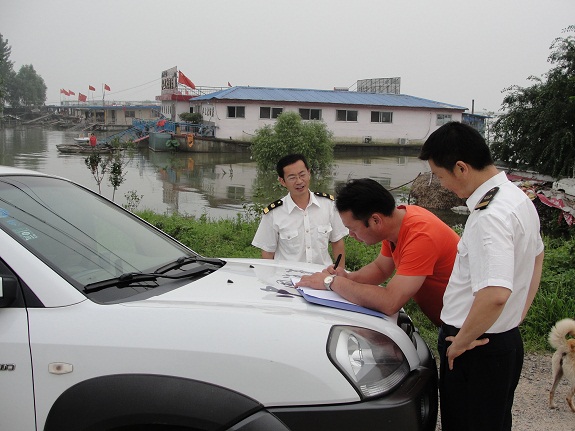 及时制止非法载客 确保汛期水域安全.JPG
