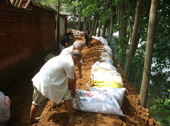 践行群众路线 搭起生命防线1.jpg
