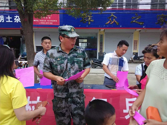 潘村镇征兵宣传工作赶大集.jpg