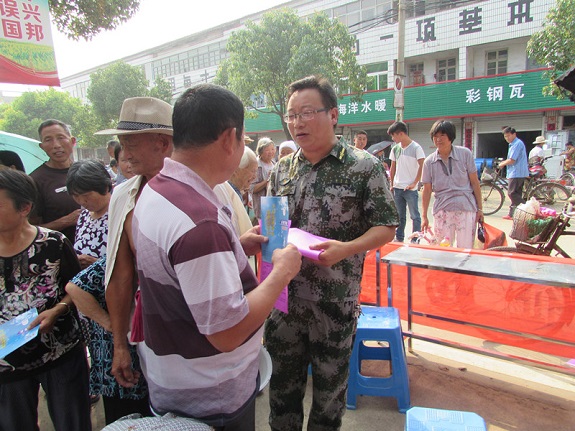 潘村司法所结合征兵工作开展普法宣传1.jpg