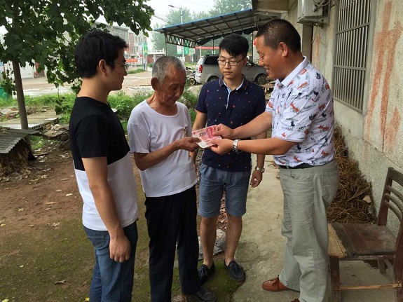 柳巷镇：慰问抗战老兵 传承红色精神1.jpg