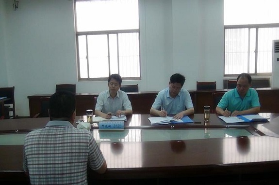 明光市委常委、组织部长邓先同接待群众来访.JPG