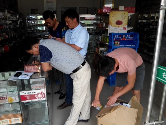 柳巷镇联合开展食品药品安全检查.jpg