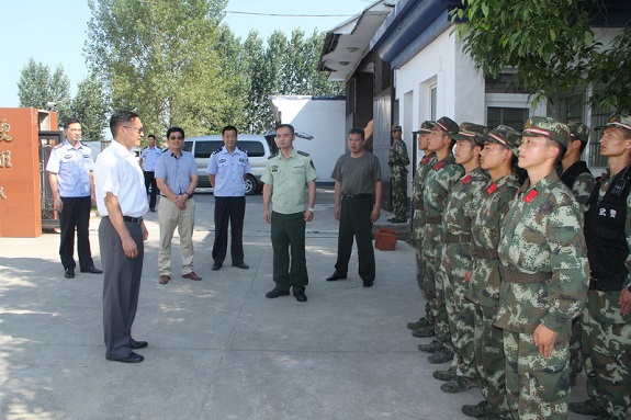 明光市公安局“八一”前夕慰问武警、消防官兵.jpg