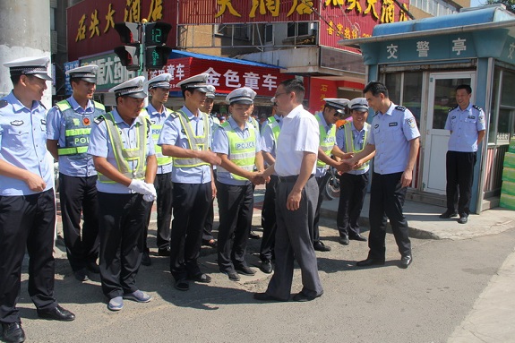 明光市公安局慰问一线执勤交警.jpg