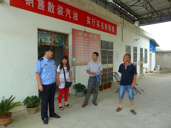 潘村镇开展夏季加油、加气站安全专项检查2.jpg
