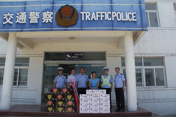 明光市政协副主席郑昕慰问交警1.jpg