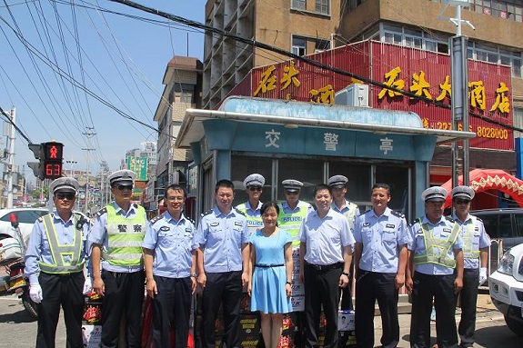 明光市政协副主席郑昕慰问交警2.jpg