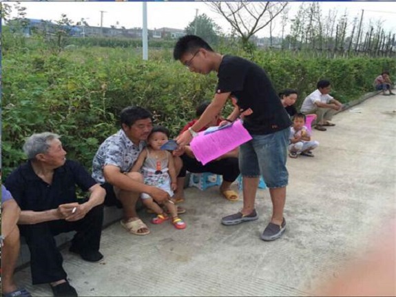 明南司法所借助“送戏进万村”活动开展普法宣传活动.jpg