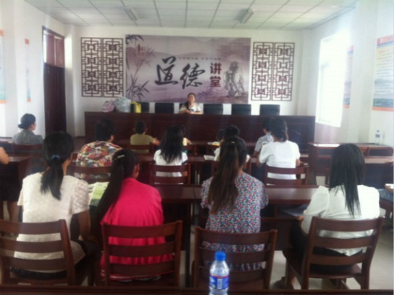 苏巷镇妇联在大罗郢道德讲堂举办妇女维权讲座.jpg