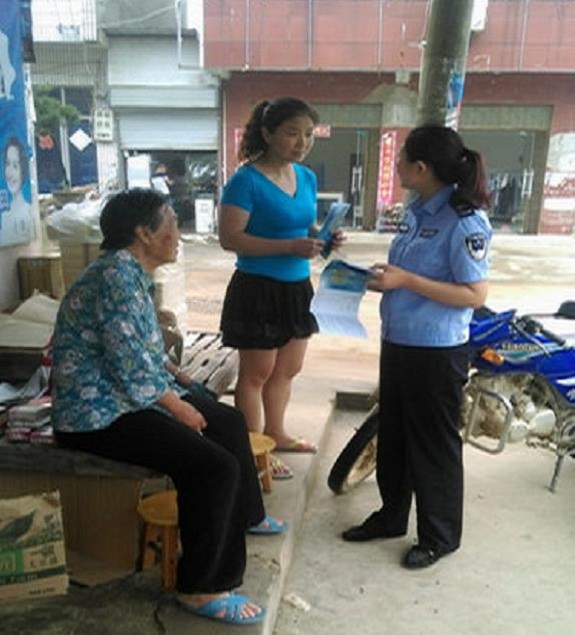 张八岭镇积极开展老年人法律援助宣传活动.JPG