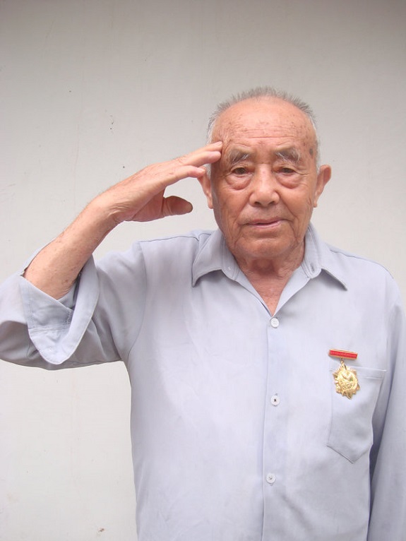 向抗战老兵致敬3.jpg
