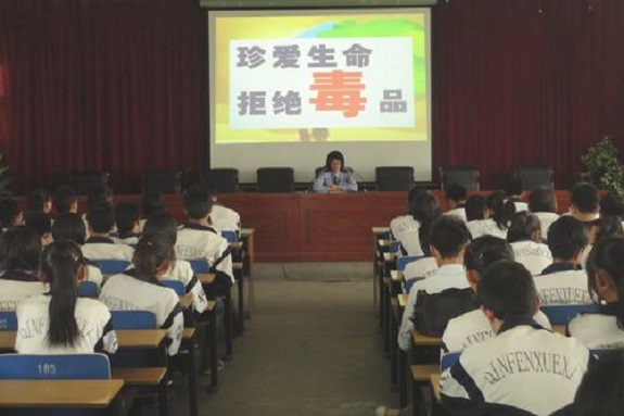 吸毒群体低龄化——浅谈深化青少年毒品预防教育工作的必要性3.jpg