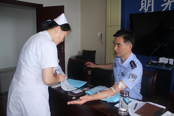明光市公安局组织民警开展义务献血1.jpg