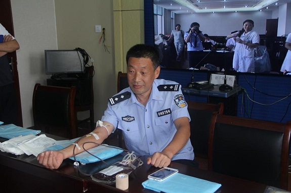明光市公安局组织民警开展义务献血2.jpg