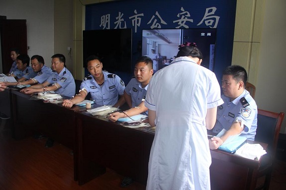 明光市公安局组织民警开展义务献血3.jpg