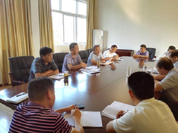 张八岭镇召开综治维稳信访工作例会.jpg