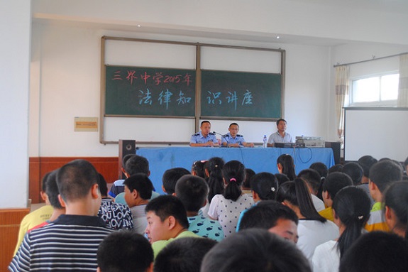 三界镇：开展法律知识讲座 维护学生人身安全1.jpg
