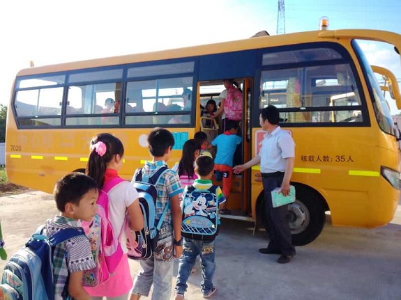 图为三界小学老师护送小学生放学上车.png