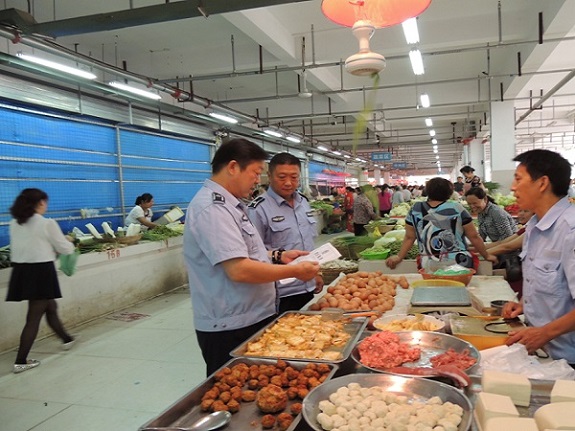 明光市场管理服务中心开展取缔无照经营整治活动.jpg