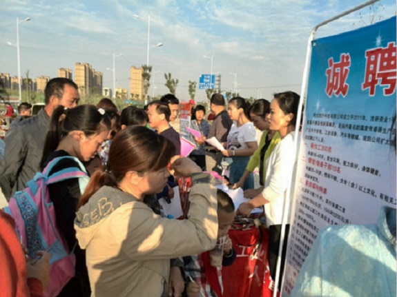 明光市举办首场“陪读妈妈”招聘会2.jpg