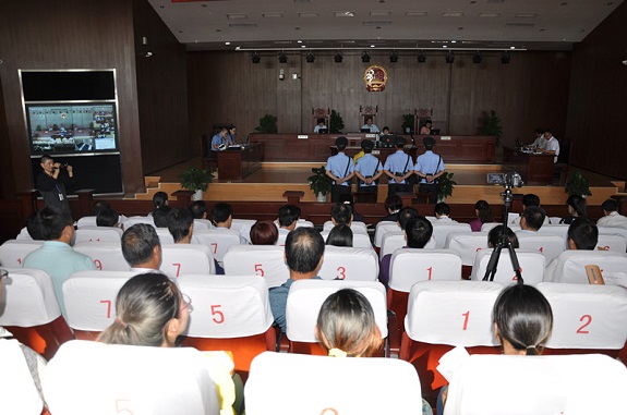 明光市组织企事业经营管理人员旁听庭审1.jpg